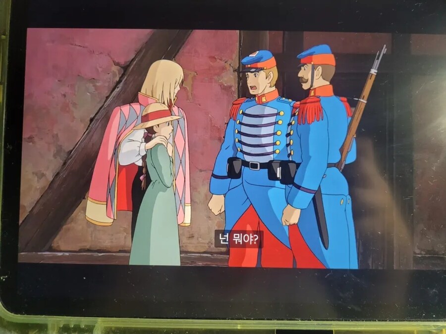 하울의 움직이는 성 군복이 이상하게 나온 이유.jpg_1.jpg