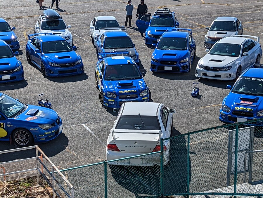 주차장에서 괴롭힘 당하는 차량_2.jpg