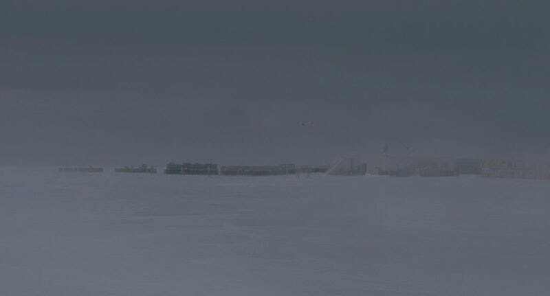 남극기지에서 탈출하는 남극대원_2.jpg