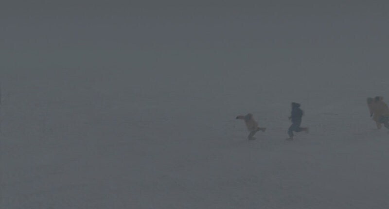 남극기지에서 탈출하는 남극대원_4.jpg