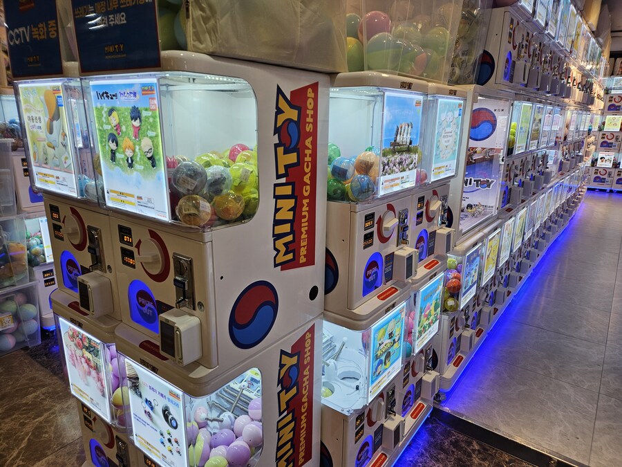 가챠샵 왔는데 일단 씹덕곡이라고 진짜 아무곡 틀었나보네_1.jpg