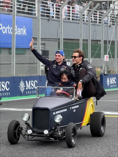 동인도 회사의 영국인과 네덜란드인이 키작은 동양인 운전기사 고용한 모습_1.jpg