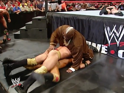 남자가 남자를 범하는 장면_2.jpg