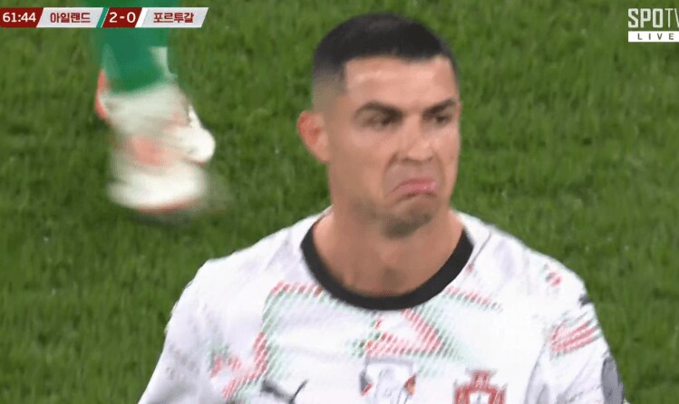 팔꿈치로 때리고 퇴장당하는 호날두 표정_1.png