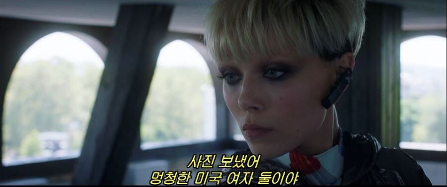 암살 타겟은 멍청한 미국 여자 둘이다. 쉽게 찾을 수 있겠지_1.jpg