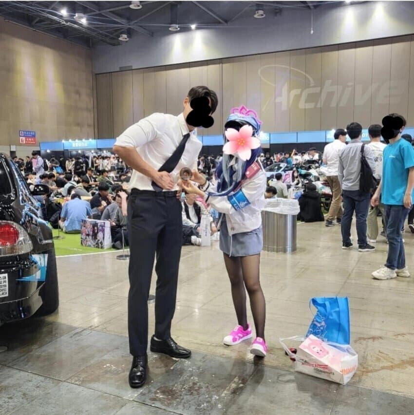 잘생긴 사람이 씹덕 행사오면 생기는 일_1.jpg