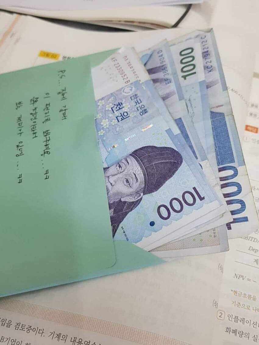 도서관에서 아줌마가 남학생에게 편지를 주었다_2.jpg