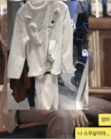 딸 잠옷 골라주는 엄마.jpg_1.jpg