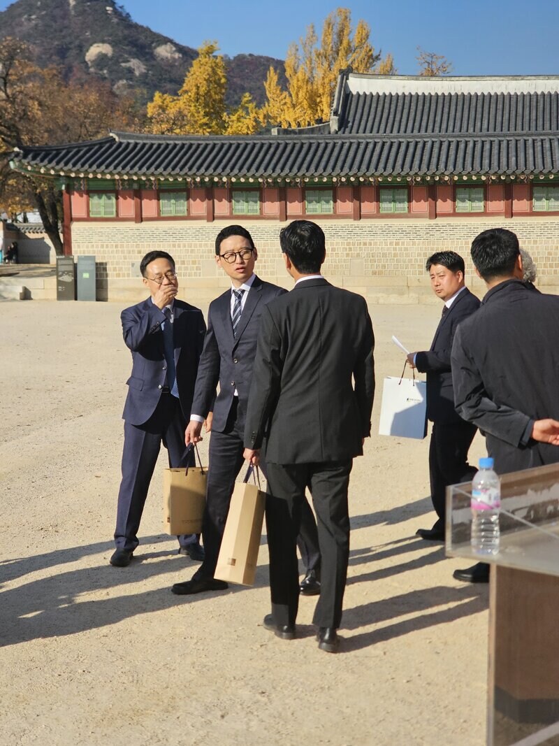 Ai야 신창섭이 랩배틀하는 짤을 만들어줘_1.jpg