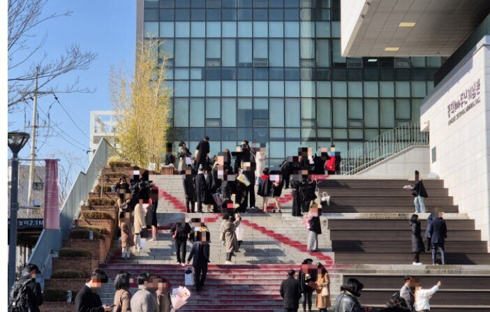 그러고 보니 동덕 졸업식 우짬_2.jpg