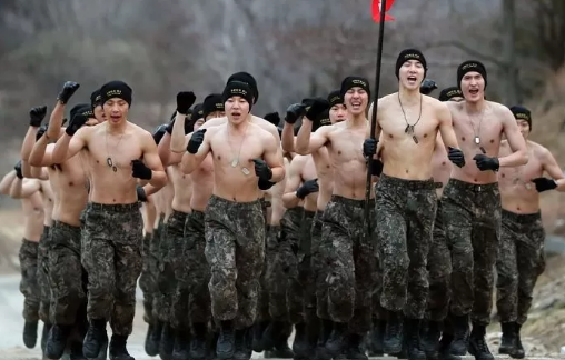 겨울되면 상의탈의 해야하는 군인들_1.png