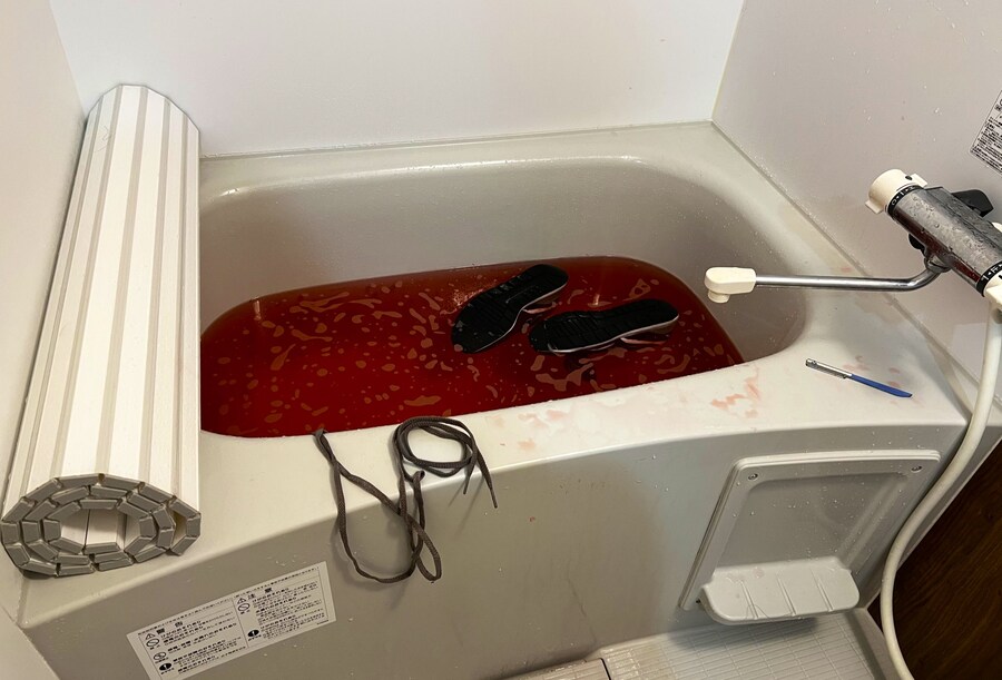 살인현장: 피로 흥건한 욕실_1.jpg