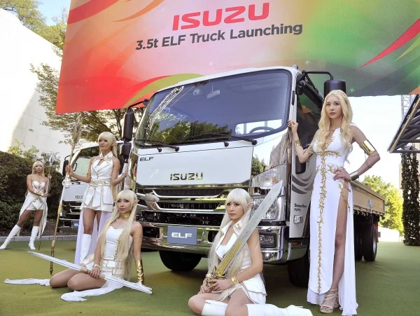 엘프들이 광고해주는 트럭_1.webp