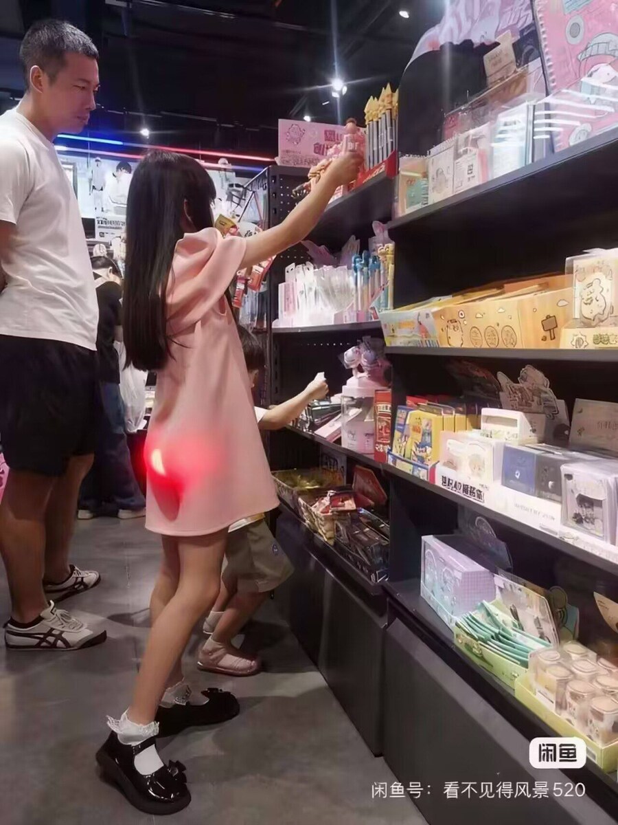 있으면 안되는곳에 있는 장난감_1.png