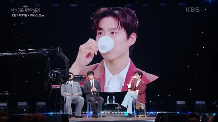 얼굴 가리고 도망치면서 노래 부르는 카더가든.jpg_1.png