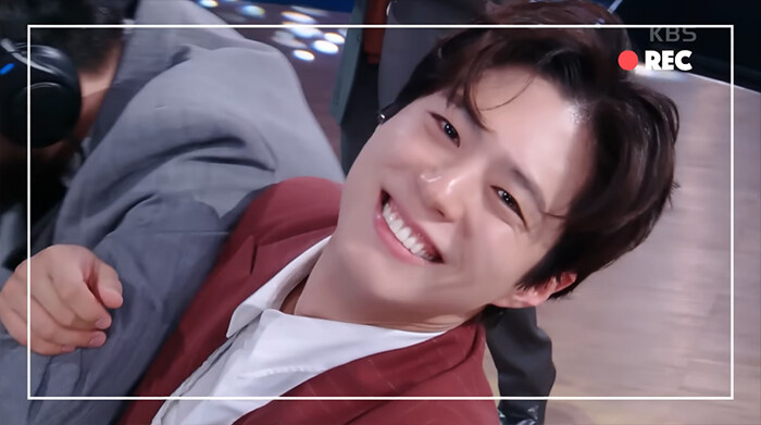 얼굴 가리고 도망치면서 노래 부르는 카더가든.jpg_6.jpg