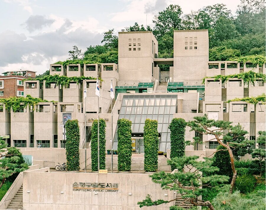 판타지 소설에나 나올거 같은 요새형 도서관_1.jpg