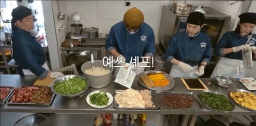 백종원 선생님 찬양받고 기분 좋을때 특유의 표정_1.jpg