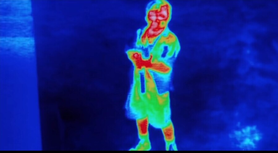 프레데터)총을 들고 자신을 겨눈 인간을 죽이지 않았던 사례_2.jpg