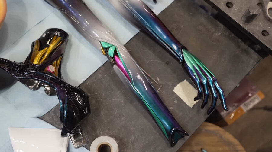 유튜버가 제작한 세계 최초, 1대1 사이즈 하츠네 미쿠 PC 케이스_9.jpg