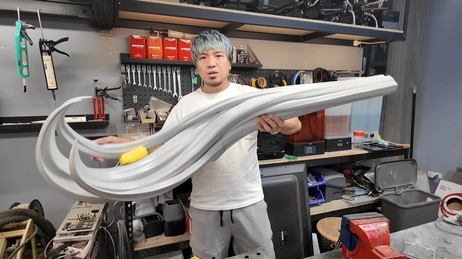 유튜버가 제작한 세계 최초, 1대1 사이즈 하츠네 미쿠 PC 케이스_6.jpg