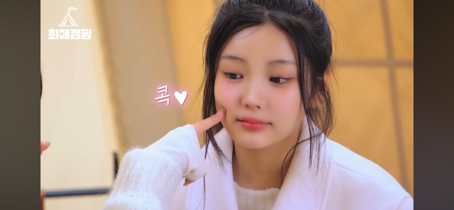 아일릿 원희 볼을 찔러보는 백지헌_2.png