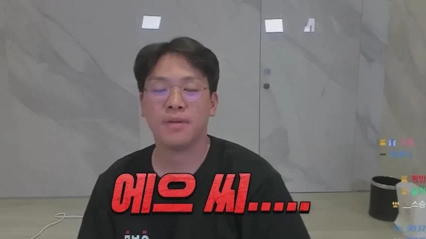 자기자신과 싸우는 짤_2.webp