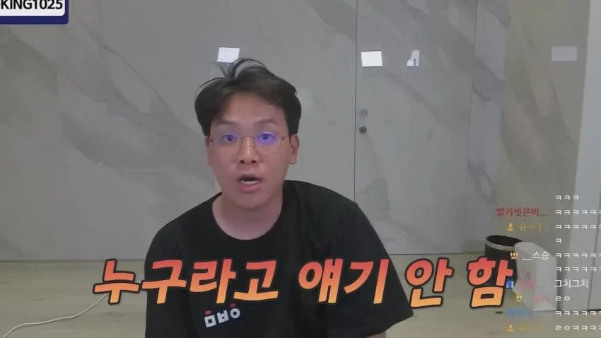 자기자신과 싸우는 짤_4.webp