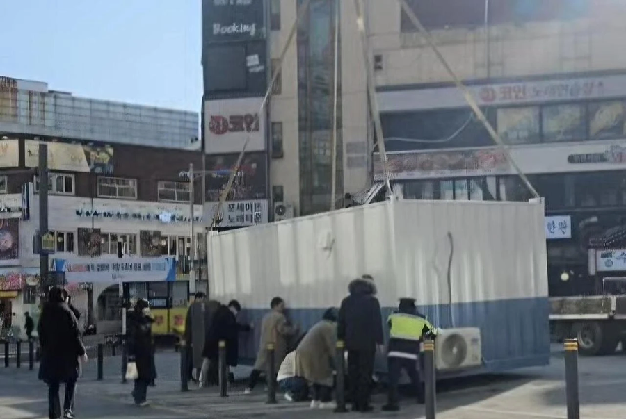 막장 BJ의 성지 부천역에 방범용 컨테이너 설치 중_1.webp