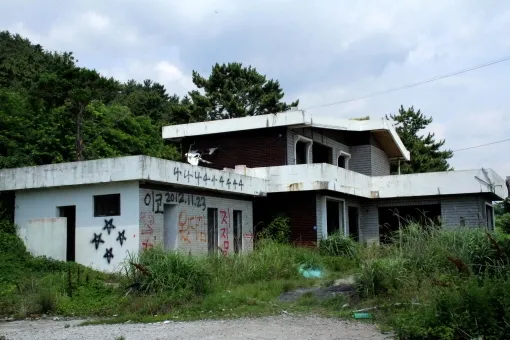 옛날과 현제 공포영화 도입부 비교_1.webp