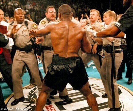 복싱선수 한명 못 말리는 경찰들_1.jpg