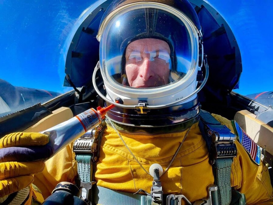 비행기 조종하며 밥먹는 법_4.jpg