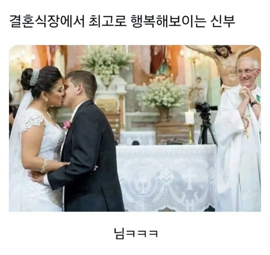 결혼식장에서 행복해 하는 신부님들_1.png