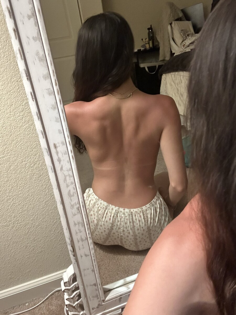 등이 쩌는 누나.jpg_1.png