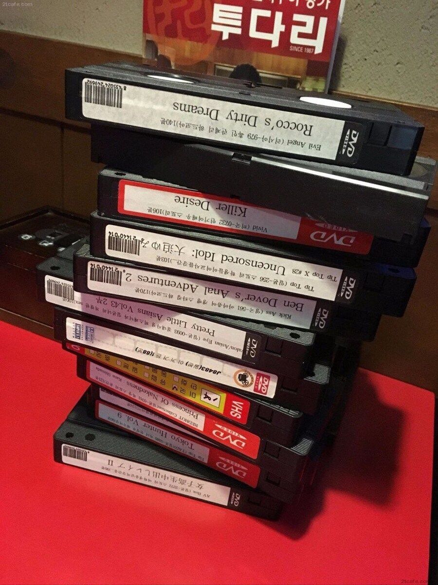 길거리에 해석 장치만 있다면 무궁무진한 가치를 가진 보물이 버려져 있다.jpg_2.jpg