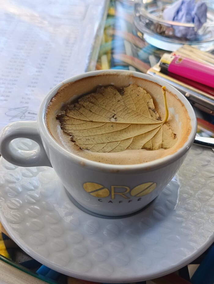 카페 야외 테라스에서 커피 한잔의 여유_1.jpg