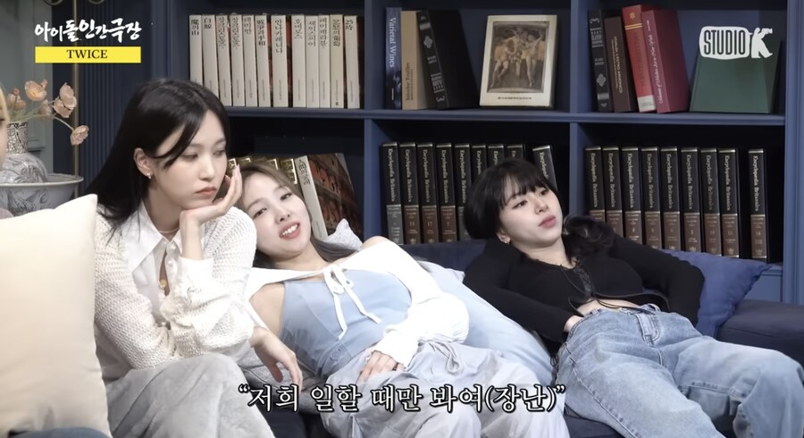 트와이스는 일할때만 본다는 나연.JPG_1.jpg