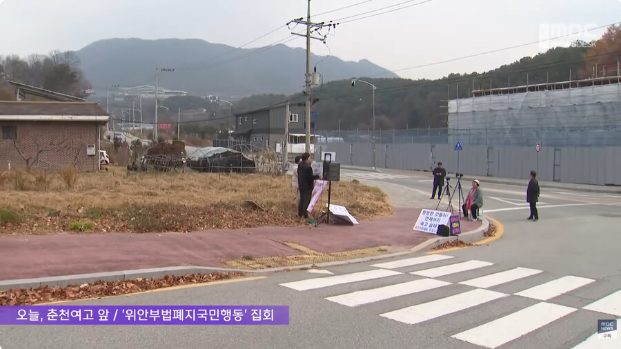 학생들 앞에서 이상한거 보여주는 어른들_1.jpg