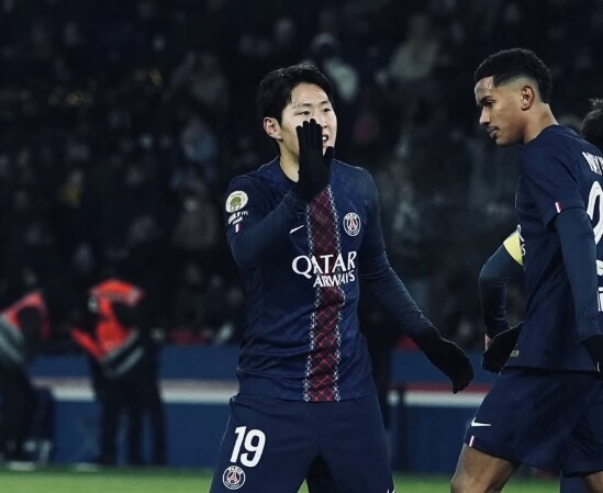 이강인 선수의 근병증을 앓고 있는 소녀를 위한 하이파이브_6.png