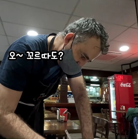 커피를 시키자 스페인 사장님 표정이 확 밝아진 이유.JPG_3.jpg