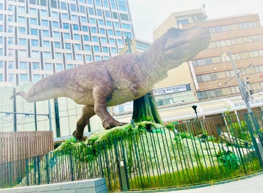 일본의 어느역 앞 공룡 조형물 특_1.png
