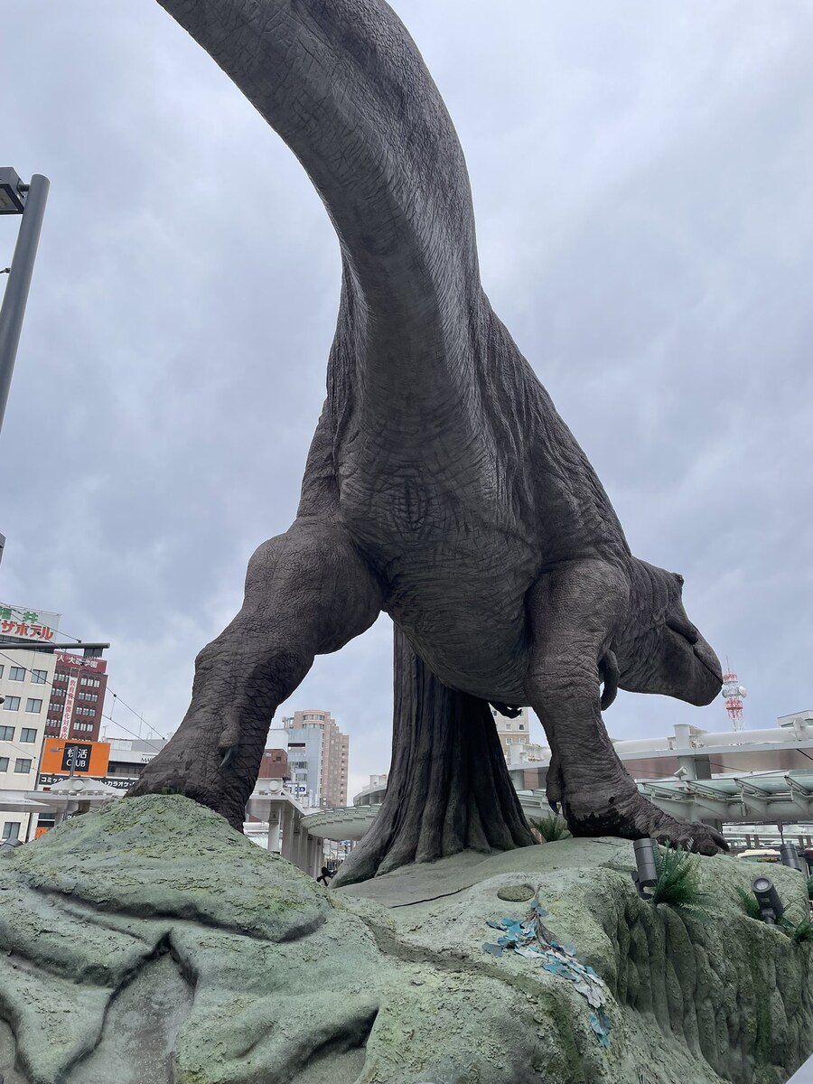 일본의 어느역 앞 공룡 조형물 특_2.jpg