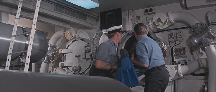 007이 홍콩에서 일본 가는법_3.jpg