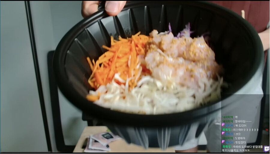 배달 온 오징어 숙회 덮밥이 불만인 핀란드인_6.jpg