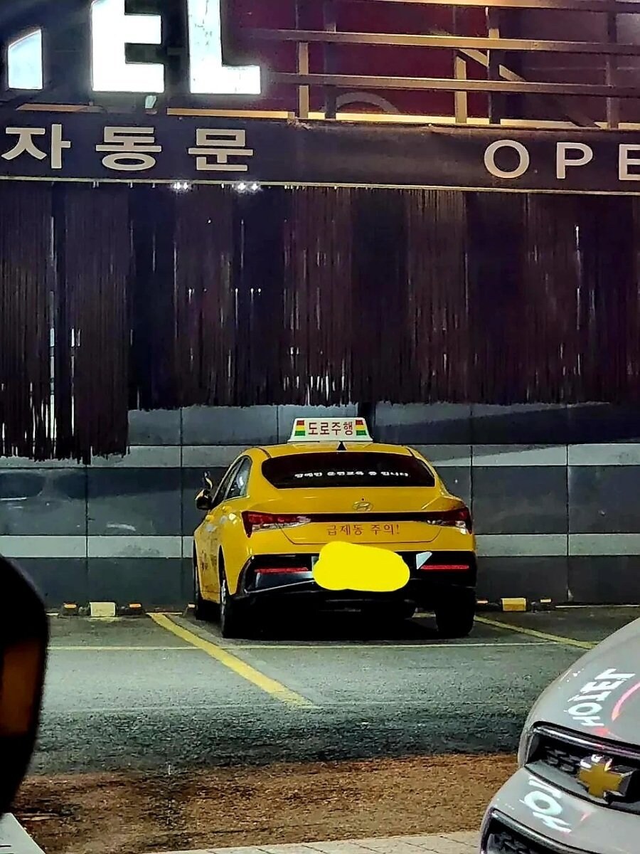 뭔가 이사한 모텔주차장_1.jpg