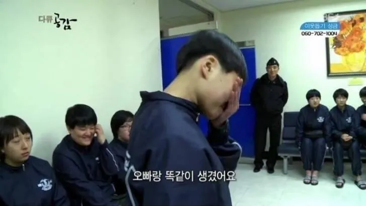 친구집에 놀러갔더니 친구가 여장을 하고 있었다_2.webp