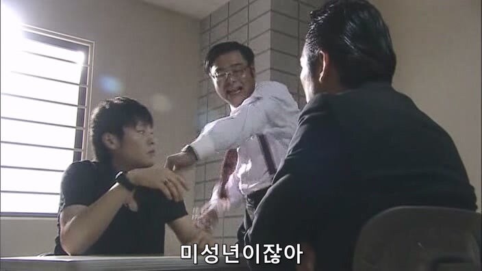 형사 : 너 이새퀴, 예전에도 사람 죽였잖아 ㅎㅎ 너가 범인 맞지?_12.jpg