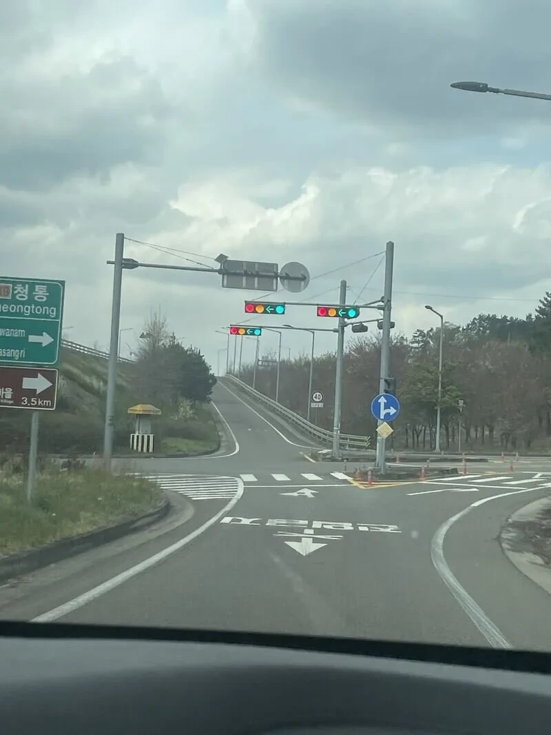 신호등도 볼 줄 모르면 운전대 잡지마!!!_1.webp