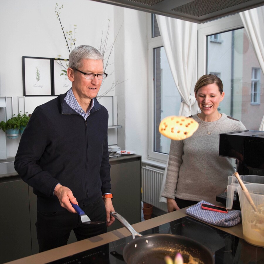 Cooking 중인 애플의 Tim Cook.jpg_1.jpg