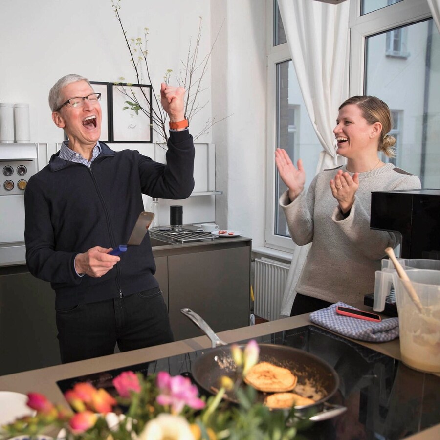 Cooking 중인 애플의 Tim Cook.jpg_2.jpg